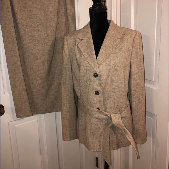 LeSuit Womenβs 2 Piece Suit - Picture 5 of 8